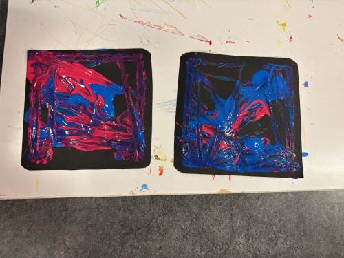 Vi utforsker ulike måter å male på, her har 3 åringene brukt en ball oppi en isboks